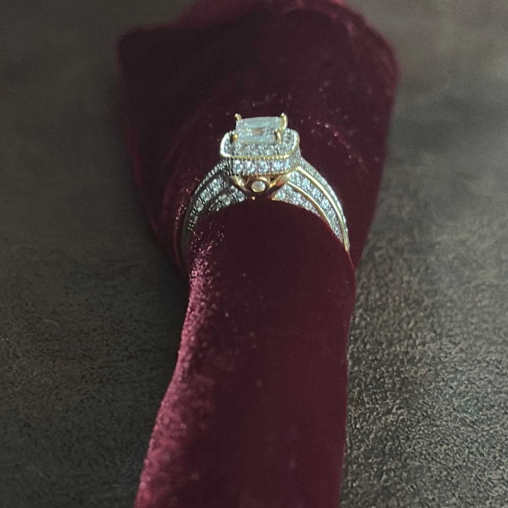 Elegant Gold and Silver Women's Ring - Picture 2 of 9